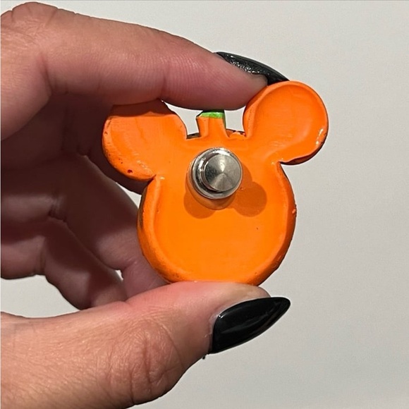 Disney mickey mouse hallowe Pumpkin brooch pin - Picture 3 of 3